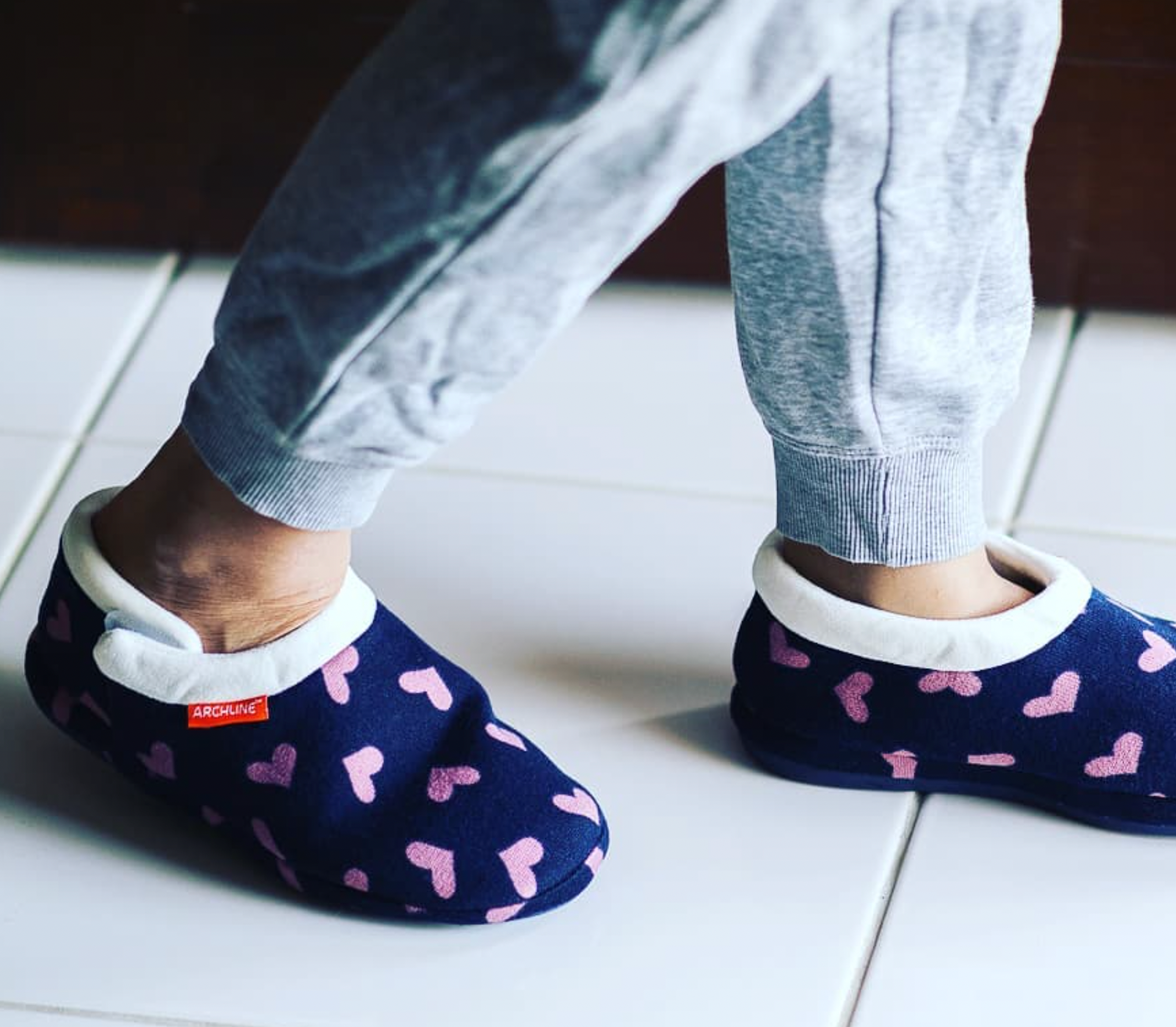 Archline Orthotic Slippers Closed – Navy with Pink Hearts