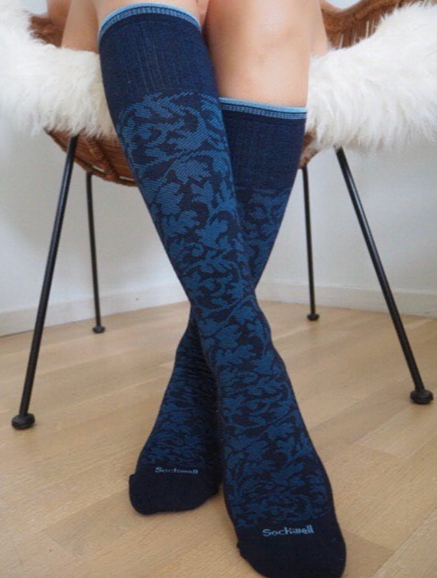 Damask Women's Bamboo/Merino Moderate Graduated Compression Socks in Navy