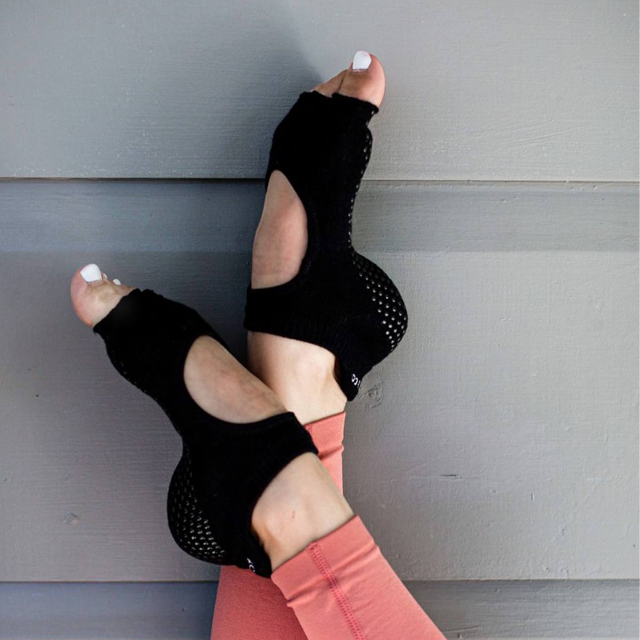 toesox Full Toe with Grip Yoga/Pilates Toe Socks, Black, Large, Socks -   Canada